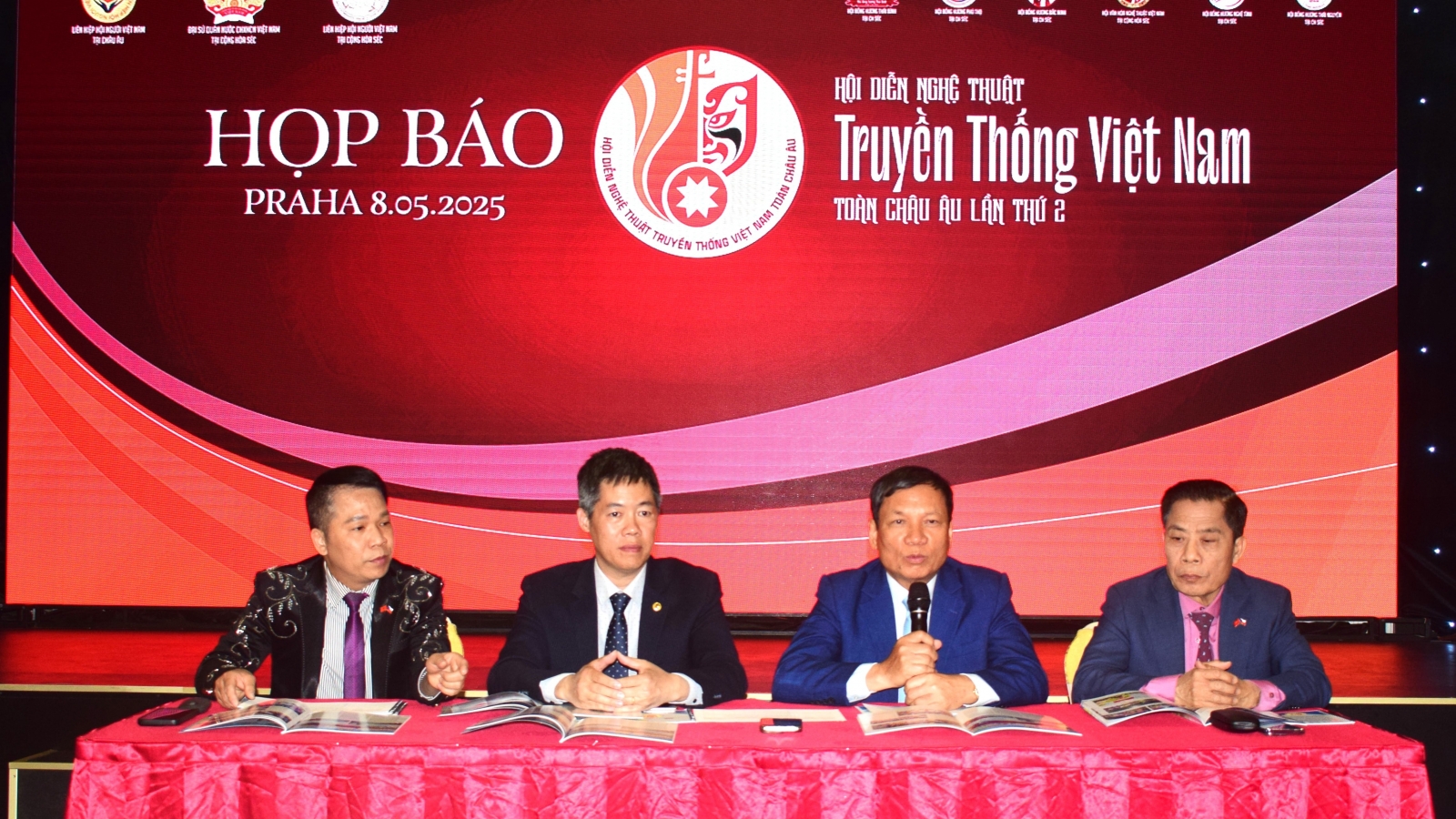 Gìn giữ, bảo tồn và phát huy văn hóa truyền thống Việt Nam ở nước ngoài