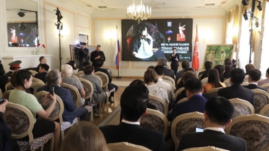 Paintings on Vietnam, President Ho Chi Minh displayed in St. Petersburg