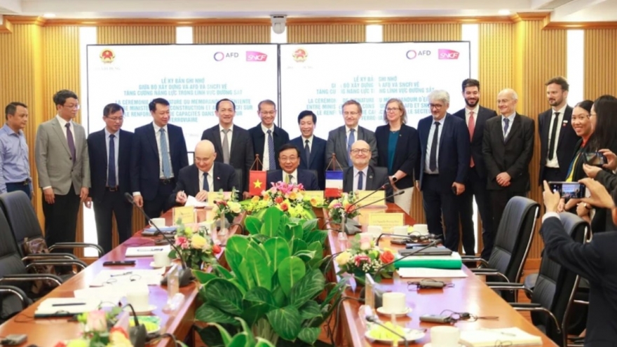 Vietnam, France sign MoU to strengthen railway cooperation