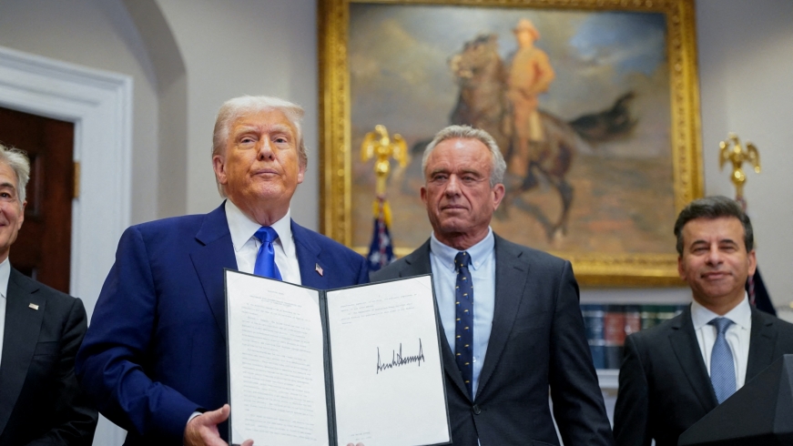 Tranh cãi về sắc lệnh hành pháp giảm giá thuốc của Tổng thống Mỹ Donald Trump