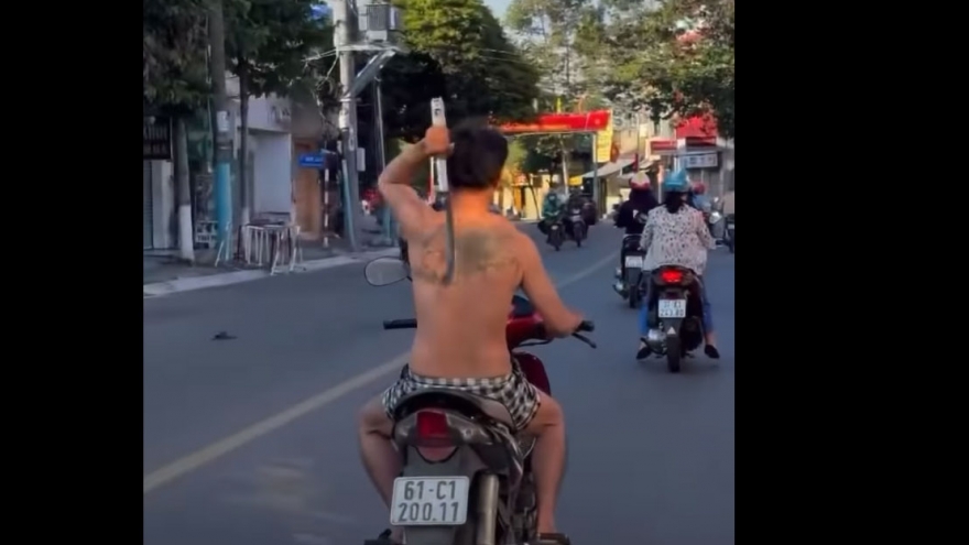 Tạm giữ người đàn ông cởi trần, "múa" rựa trên phố ở Bình Dương