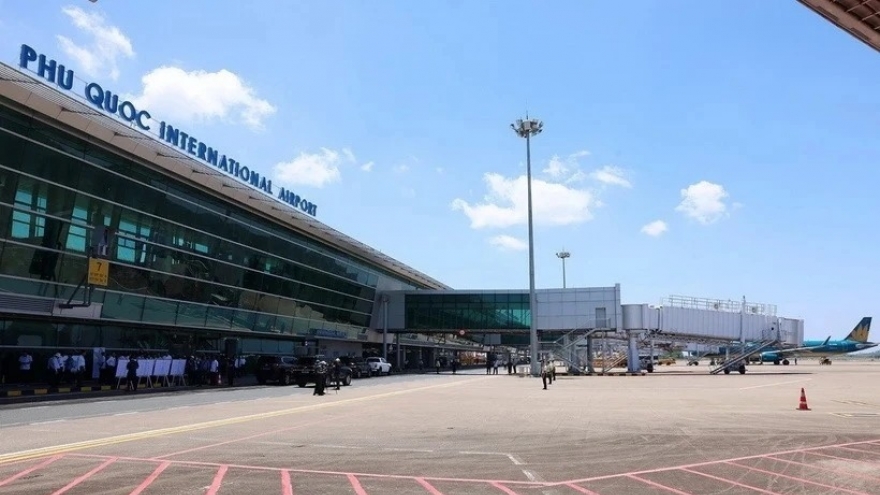 Tạm đình chỉ công tác cán bộ cửa khẩu vì xé thẻ lên máy bay của khách