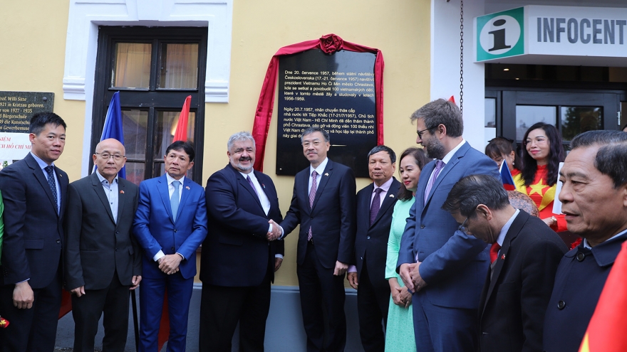 Khánh thành Bia lưu niệm chuyến thăm Chủ tịch Hồ Chí Minh tại Séc
