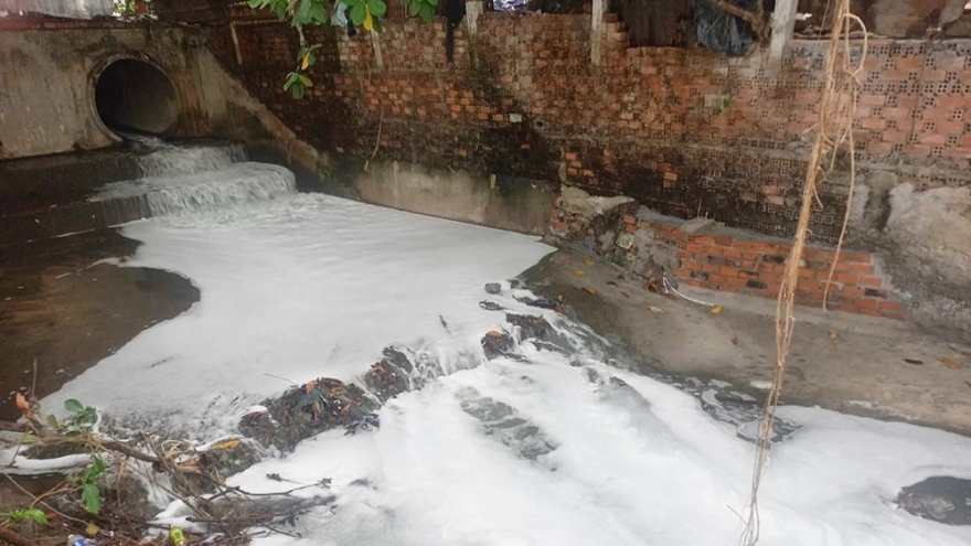 Suối Bà Lúa (Đồng Nai) sủi bọt trắng xóa bất thường