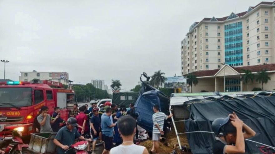Xe chở dưa hấu gặp nạn, người dân TP Vinh xếp hàng thu gom giúp tài xế