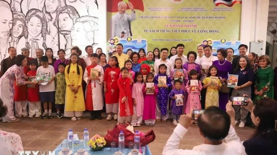 Bookcase project helps spread Vietnamese language in Thailand