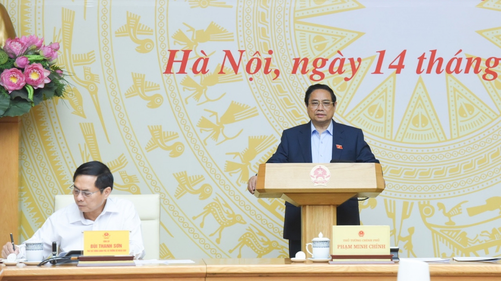 Thủ tướng: Tiến tới chấm dứt hoạt động buôn lậu, trốn thuế, găm hàng, đội giá