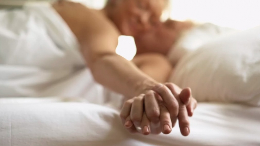 Giải pháp nào giúp tình dục sau khi mãn kinh trở nên thoải mái hơn