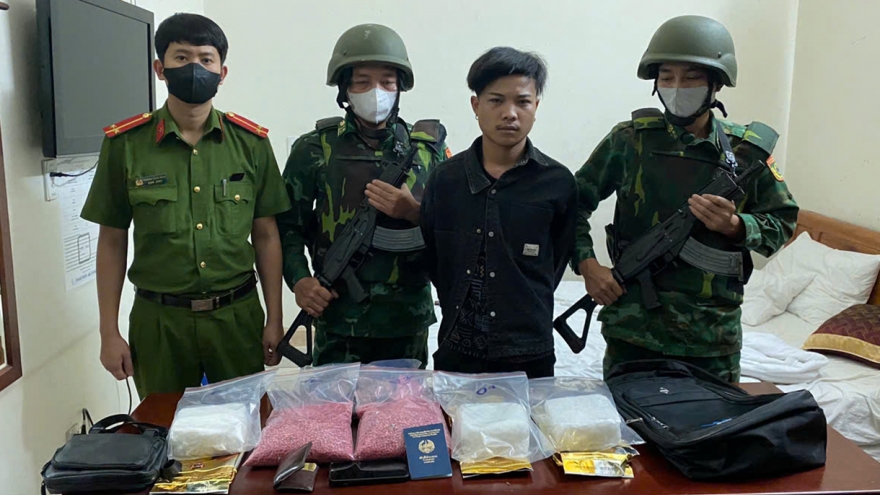 Bắt giữ đối tượng người Lào tàng trữ 3kg và 40.000 viên ma túy