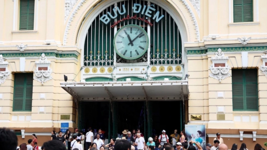 Number of tourists soars during national reunification holidays