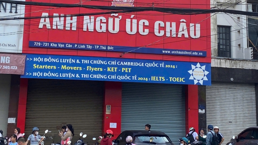 Hàng trăm phụ huynh lo lắng vì trung tâm tiếng Anh tại TP.HCM đóng cửa