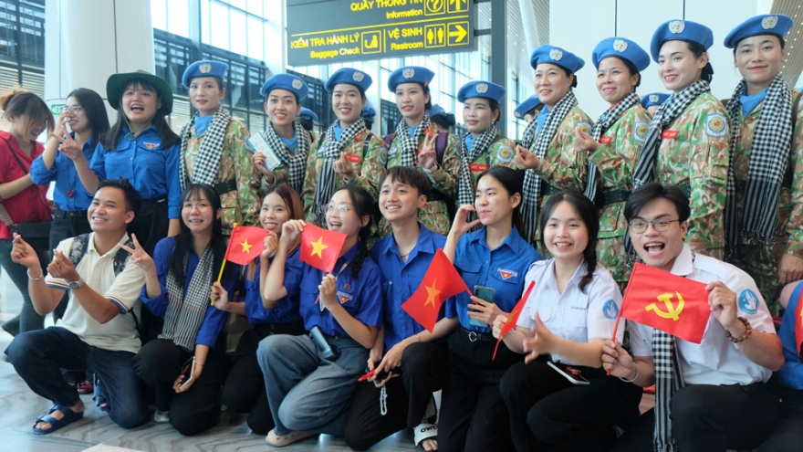 Người dân TP.HCM chụp hình, hát mừng trong ngày chia tay lực lượng diễu binh