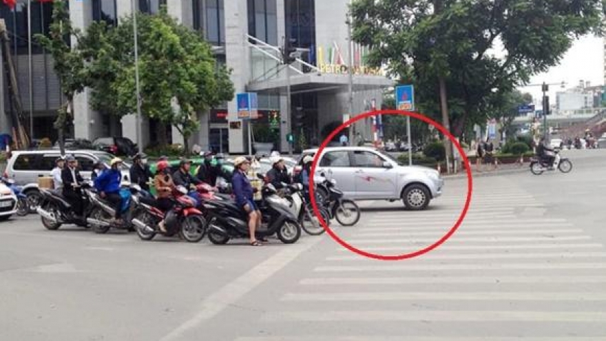 Xe ô tô dừng đèn đỏ quá vạch sơn bị xử phạt như thế nào?