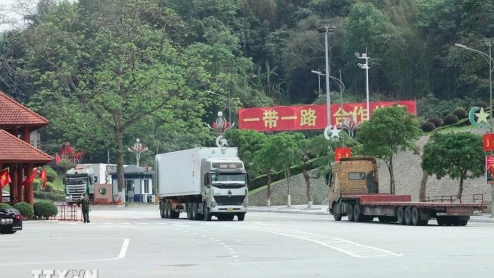 New Vietnam-China int'l road transport route opens