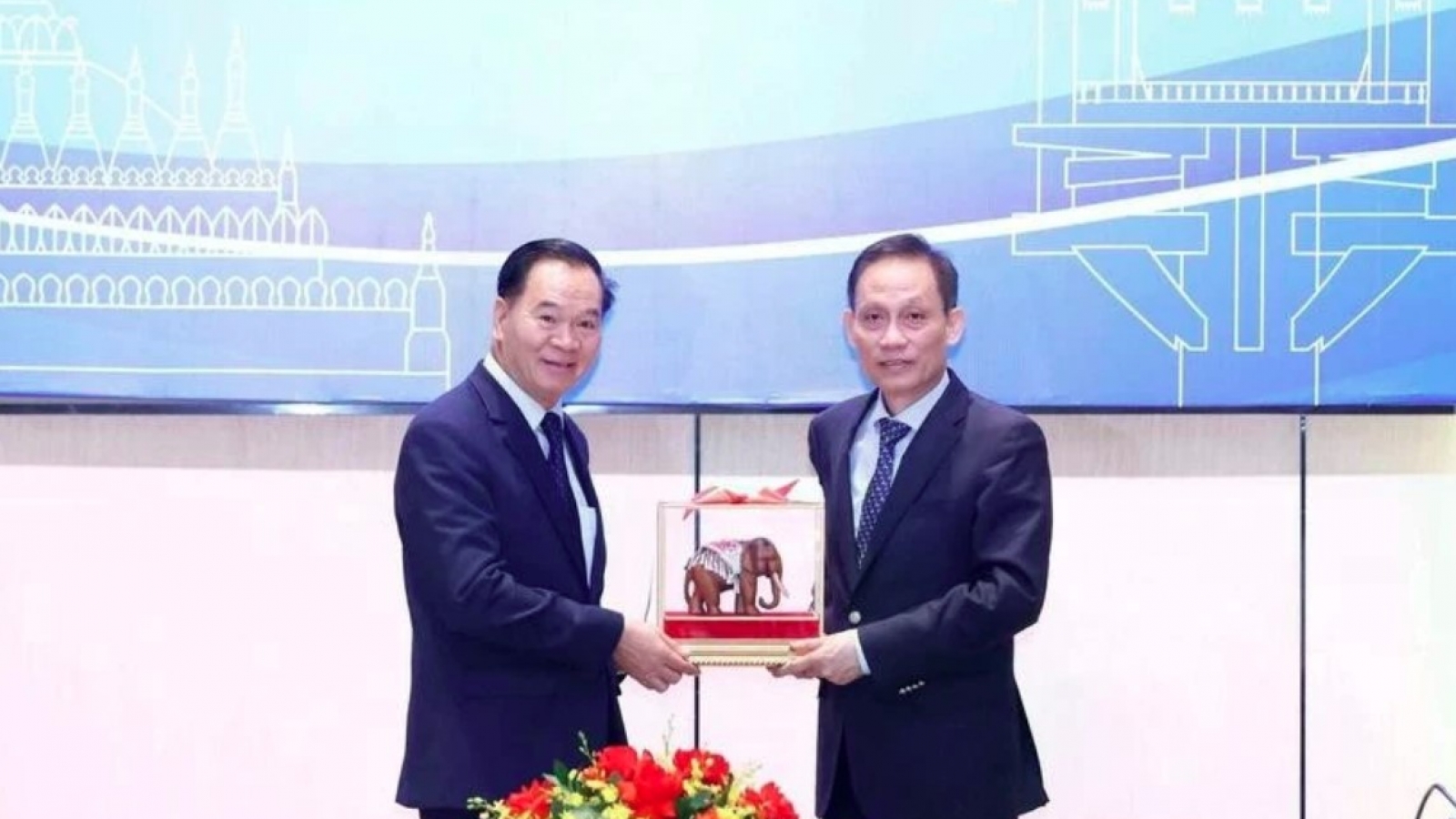 Party offices of Vietnam, Laos strengthen cooperation