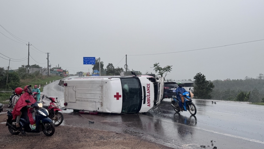 Xe con va chạm với xe cứu thương ở Đắk Nông, nhiều người nhập viện