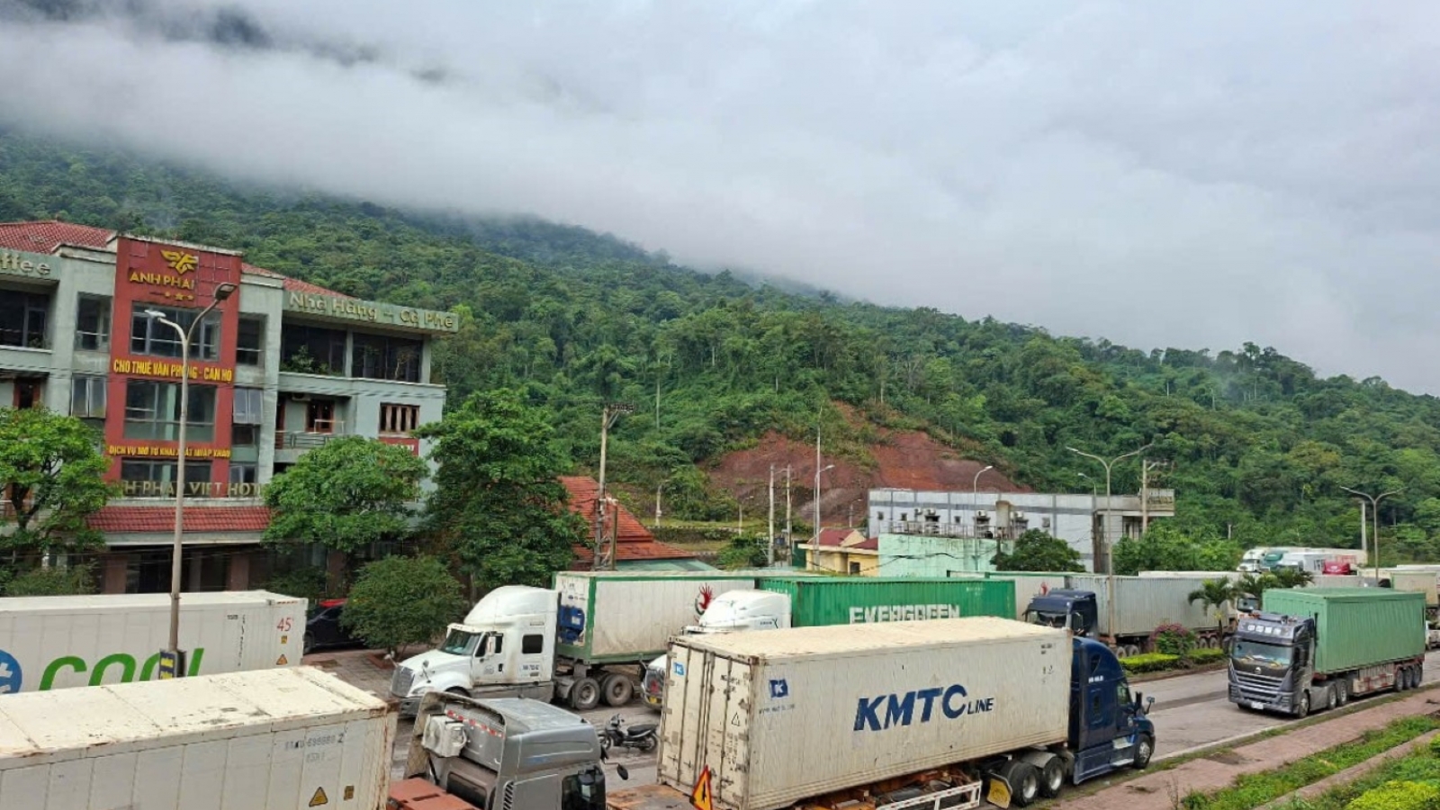 Hàng trăm phương tiện ùn ứ tại khu vực cửa khẩu quốc tế Cha Lo