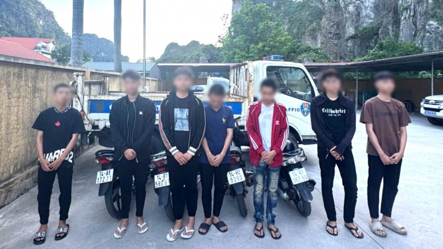Xử phạt nhóm học sinh điều khiển xe máy lạng lách, đánh võng