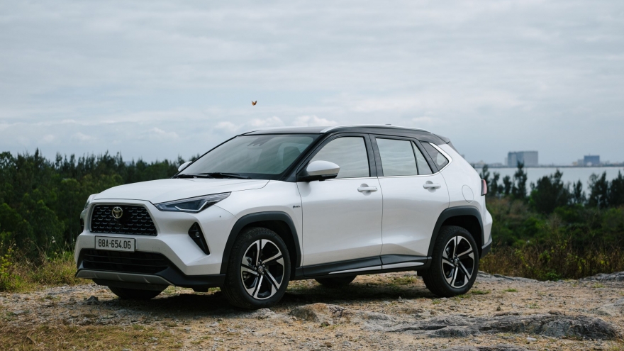 Triệu hồi Toyota Yaris Cross HEV tại Việt Nam do lỗi kính nóc