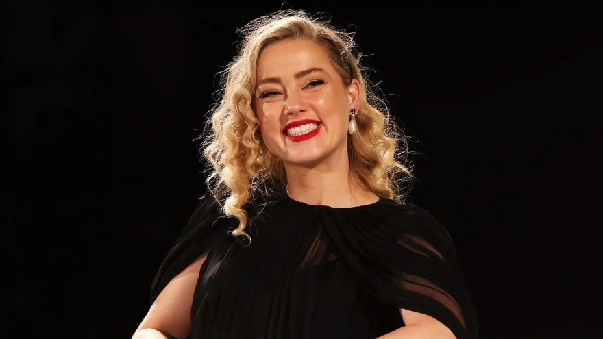 Minh tinh Amber Heard chào đón cặp song sinh ở tuổi 39