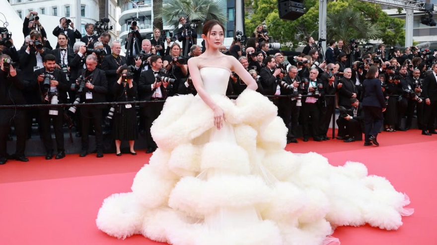 Những bộ cánh "kém duyên" trên thảm đỏ Liên hoan phim Cannes 2025