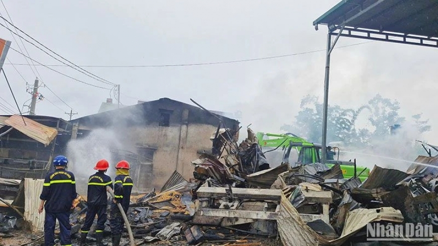 Hỏa hoạn thiêu rụi xưởng gỗ quy mô lớn ở Bảo Lộc, Lâm Đồng