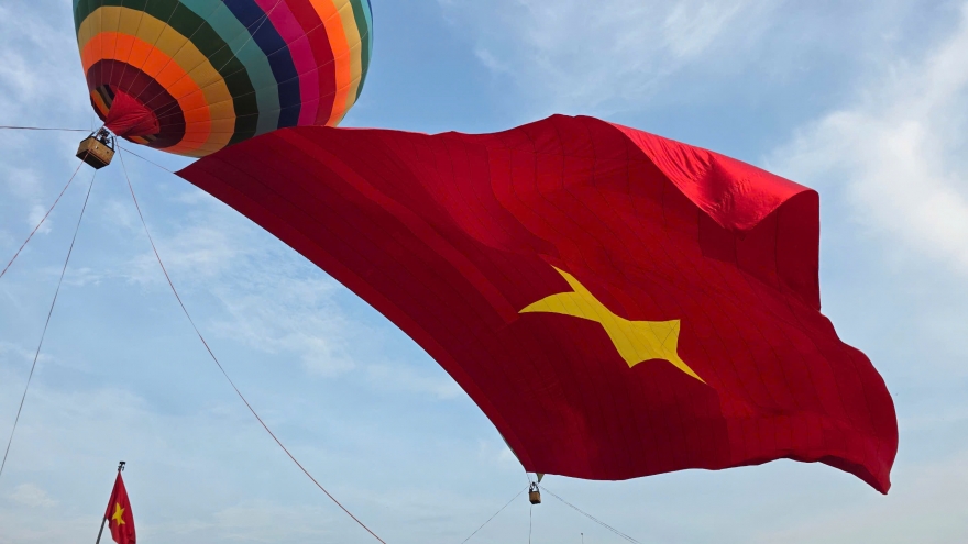 Đại kỳ Tổ quốc rộng 2025 m2 tung bay trên Quảng trường Hồ Chí Minh