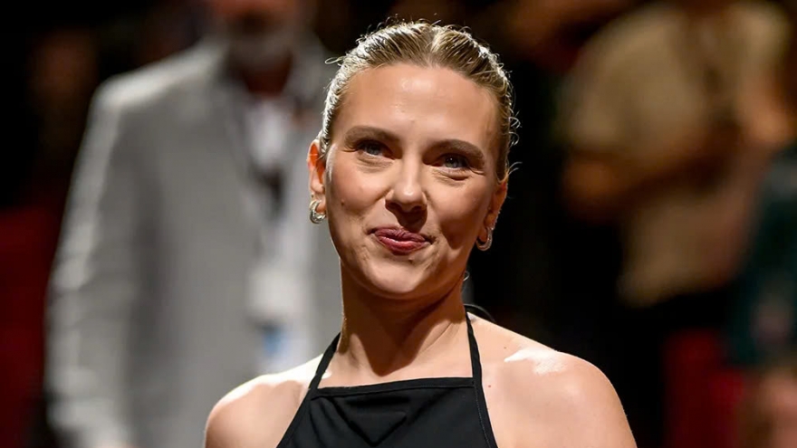 Phim đầu tay của Scarlett Johansson nhận được tràng pháo tay dài 5 phút tại Cannes