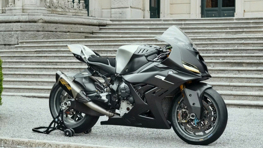 BMW ra mắt mẫu xe mô tô ý tưởng RR phủ carbon thế hệ mới