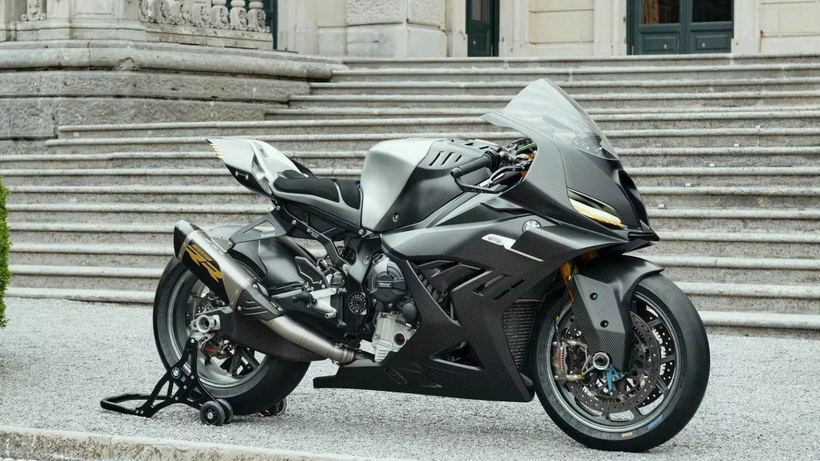 BMW ra mắt mẫu xe mô tô ý tưởng RR phủ carbon thế hệ mới
