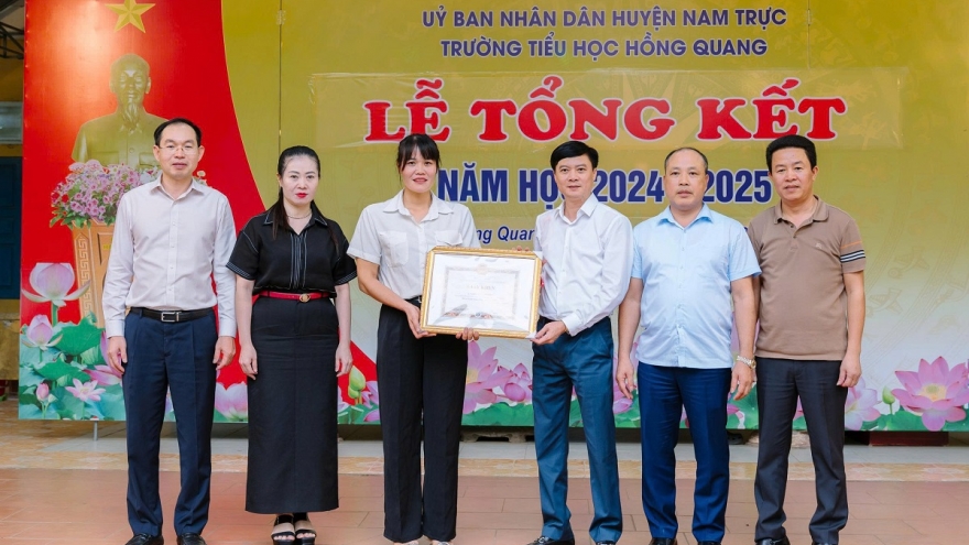 Khen thưởng đột xuất cô giáo dũng cảm lao xuống sông cứu người