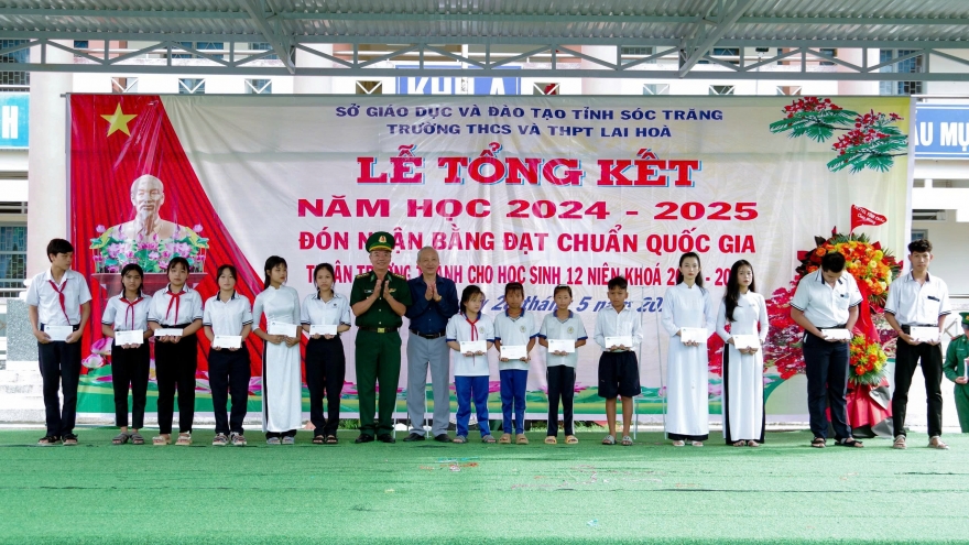 Trao học bổng “Cán bộ, chiến sĩ Quân đội nâng bước em tới trường” tại Sóc Trăng