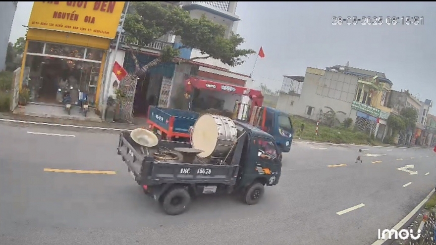 Bé trai 30 tháng tuổi tử vong thương tâm khi băng qua đường một mình