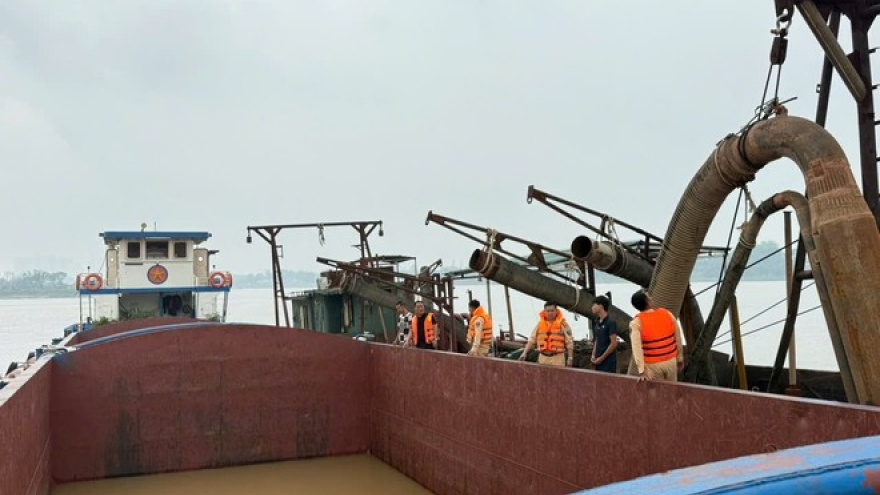 Ổ nhóm "cát tặc" điều khiển tàu bỏ chạy trên sông Hồng khi bị Công an phát hiện