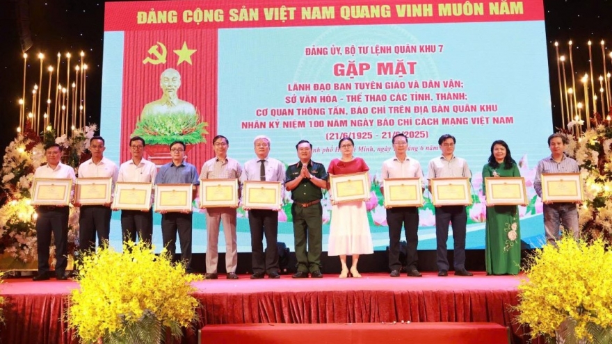 Báo chí - cầu nối vững chắc giữa lực lượng vũ trang và nhân dân
