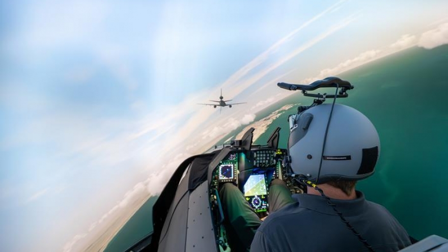 Đột nhập buồng lái mô phỏng tiêm kích F-16 chân thực tới "chân tơ kẽ tóc"