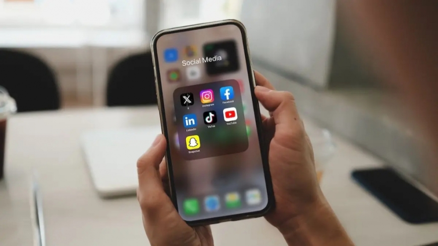YouTube "bay màu" trên nhiều mẫu iPhone và iPad đời cũ