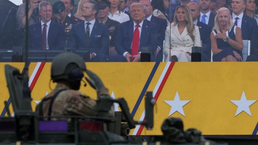 Binh lính, khí tài Mỹ duyệt binh đúng ngày sinh nhật ông Trump
