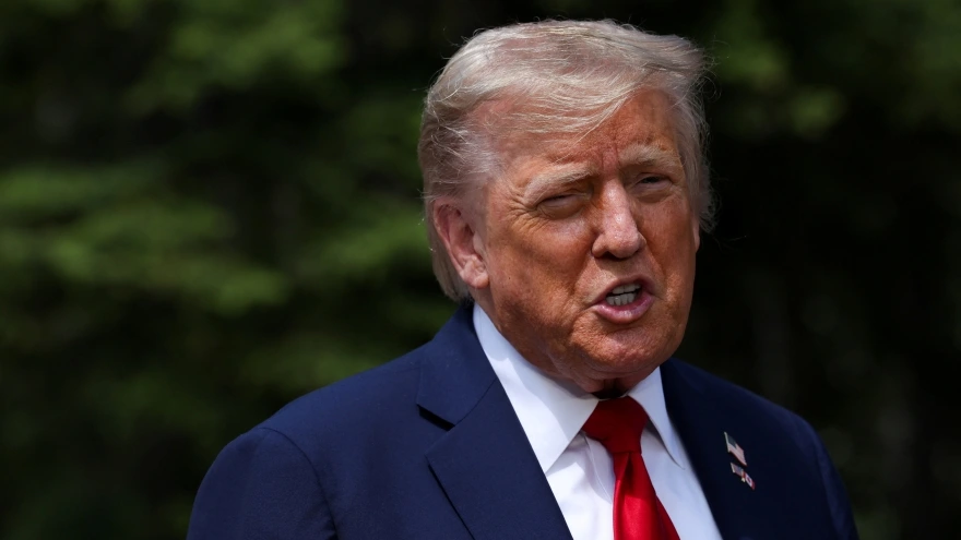 Tổng thống Trump kêu gọi Iran "đầu hàng vô điều kiện"