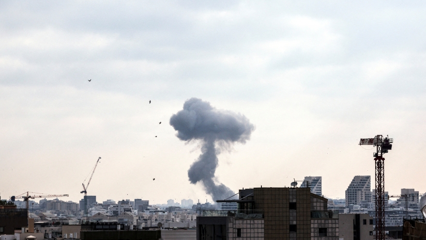 Iran phóng tên lửa dữ dội vào Israel, Houthi tuyên bố sẵn sàng tấn công tàu Mỹ