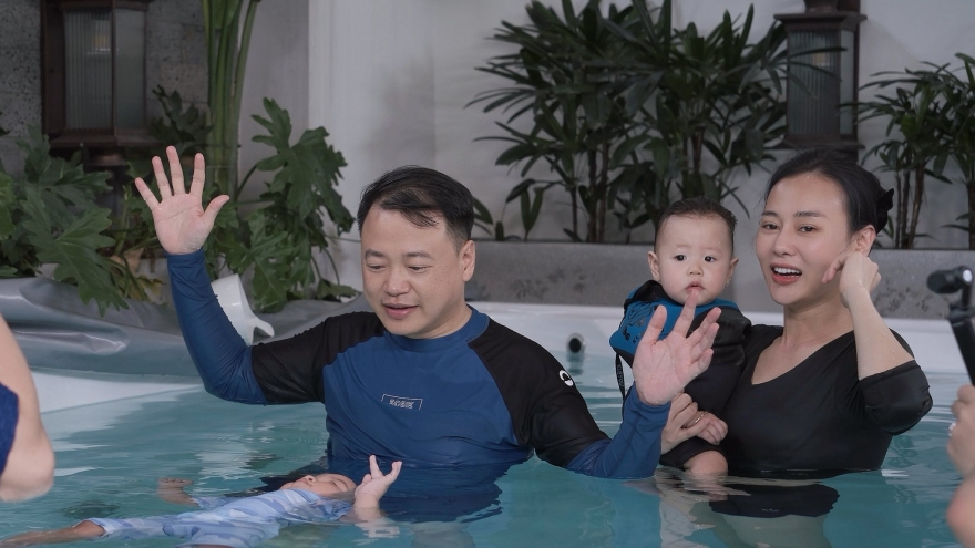 Vừa tròn một tuổi, hai con Phương Oanh – Shark Bình đã biết lặn, bơi ngửa
