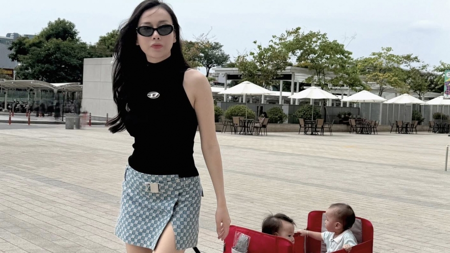 Sao Việt 4/6: Phương Oanh lên đồ sành điệu đưa hai con đi chơi