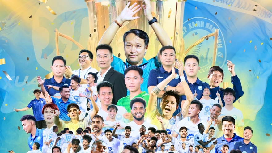 HLV Vũ Hồng Việt xúc động khi giúp Nam Định vô địch V-League 2024/2025