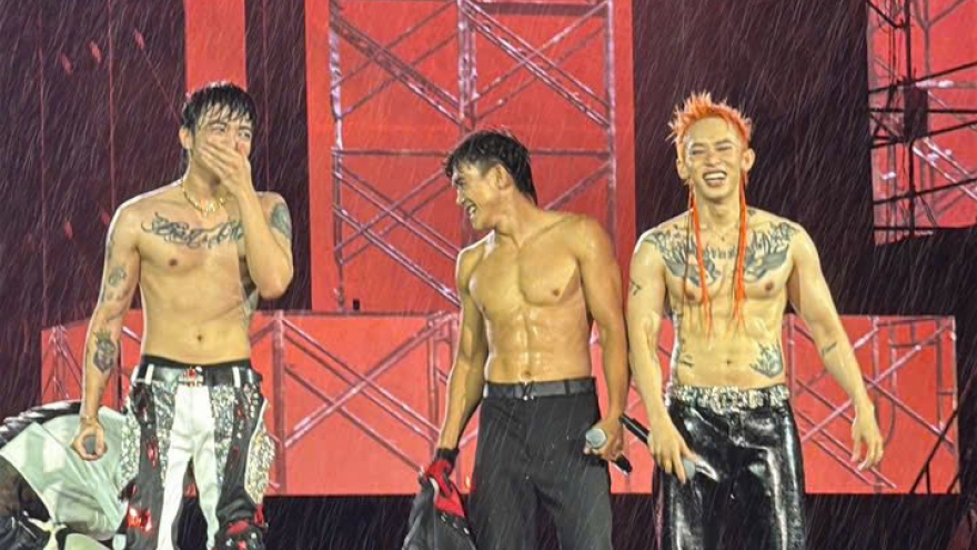 Soobin, Kay Trần cởi trần dưới cơn mưa trắng trời ở concert Hà Nội