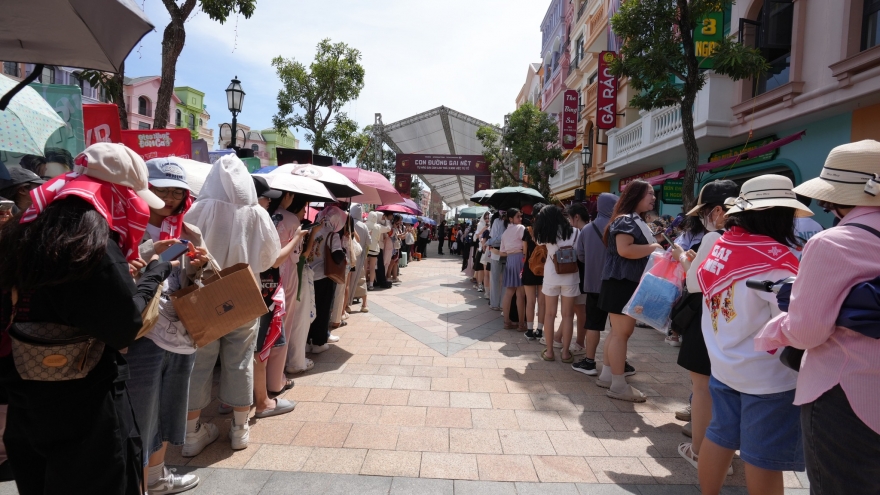 Fan đội nắng xếp hàng đổi vòng tay, chờ “cháy” cùng Anh trai vượt ngàn chông gai