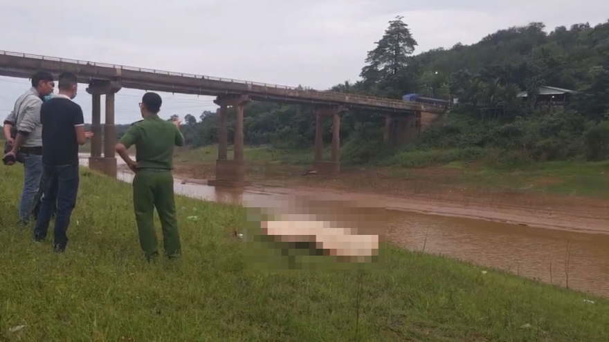 Thi thể nam thanh niên bị trói tay, vướng lưới đánh cá người dân ở Bình Phước
