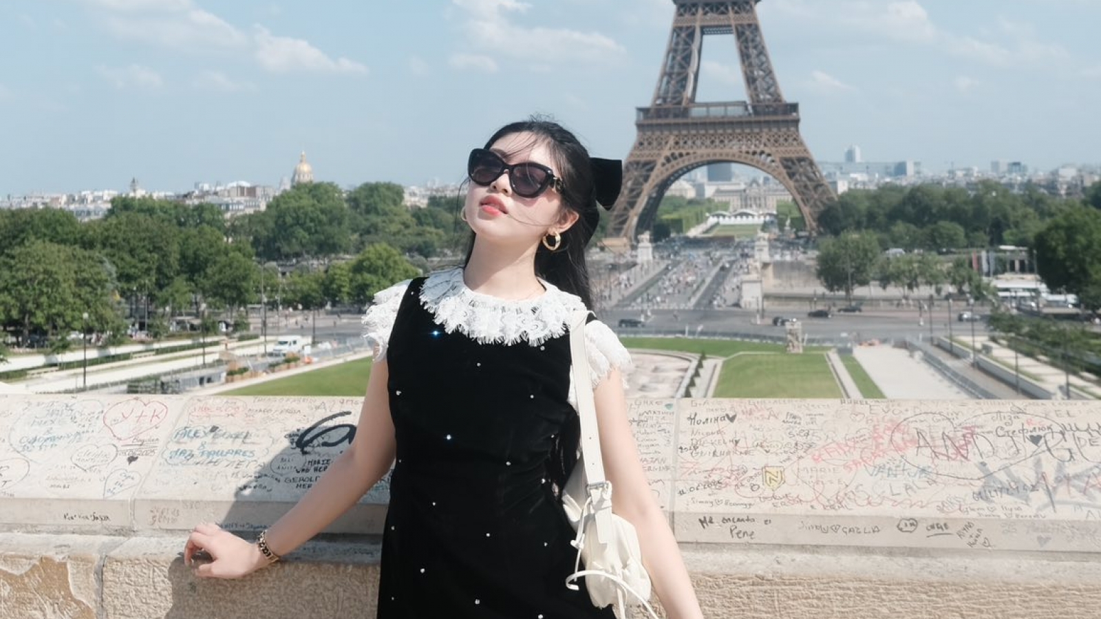 Sao Việt 22/6: Lọ Lem - con gái Quyền Linh thả dáng ở Paris