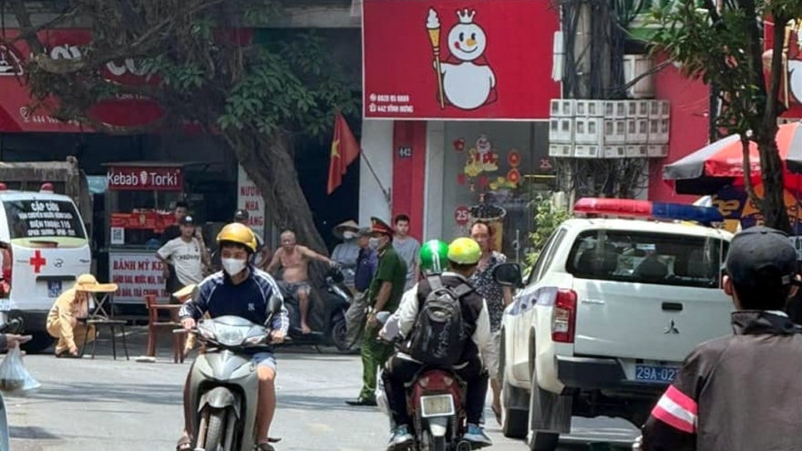 Bé gái 5 tuổi gặp tai nạn khi mở cửa taxi, băng ngay qua đường