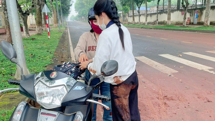 Cảm động thí sinh trượt ngã lấm lem được CSGT đưa đến điểm thi tốt nghiệp THPT