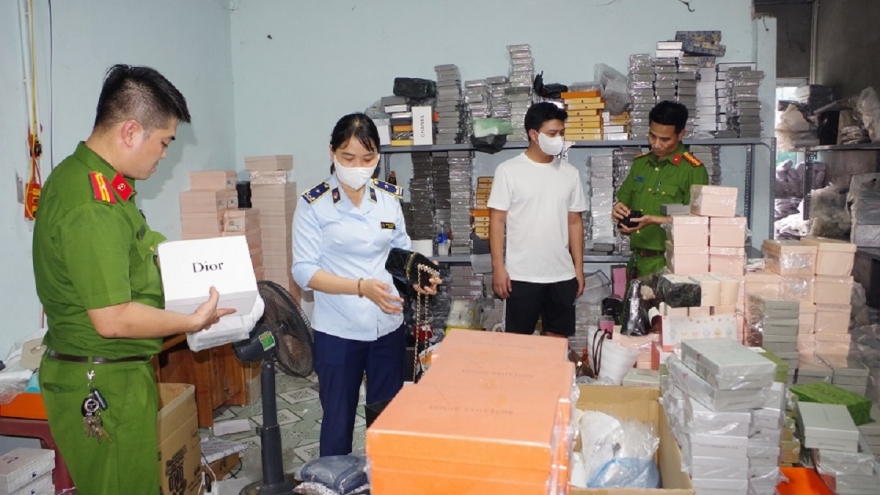 Phát hiện hơn 2.200 sản phẩm thời trang ở Hà Nam nghi giả nhãn hiệu nổi tiếng